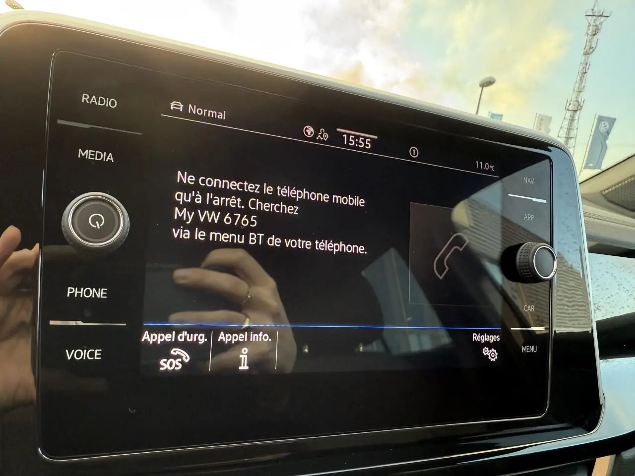 Écran tactile central du Volkswagen T-Roc bleu 2025 affichant les instructions de connexion Bluetooth.