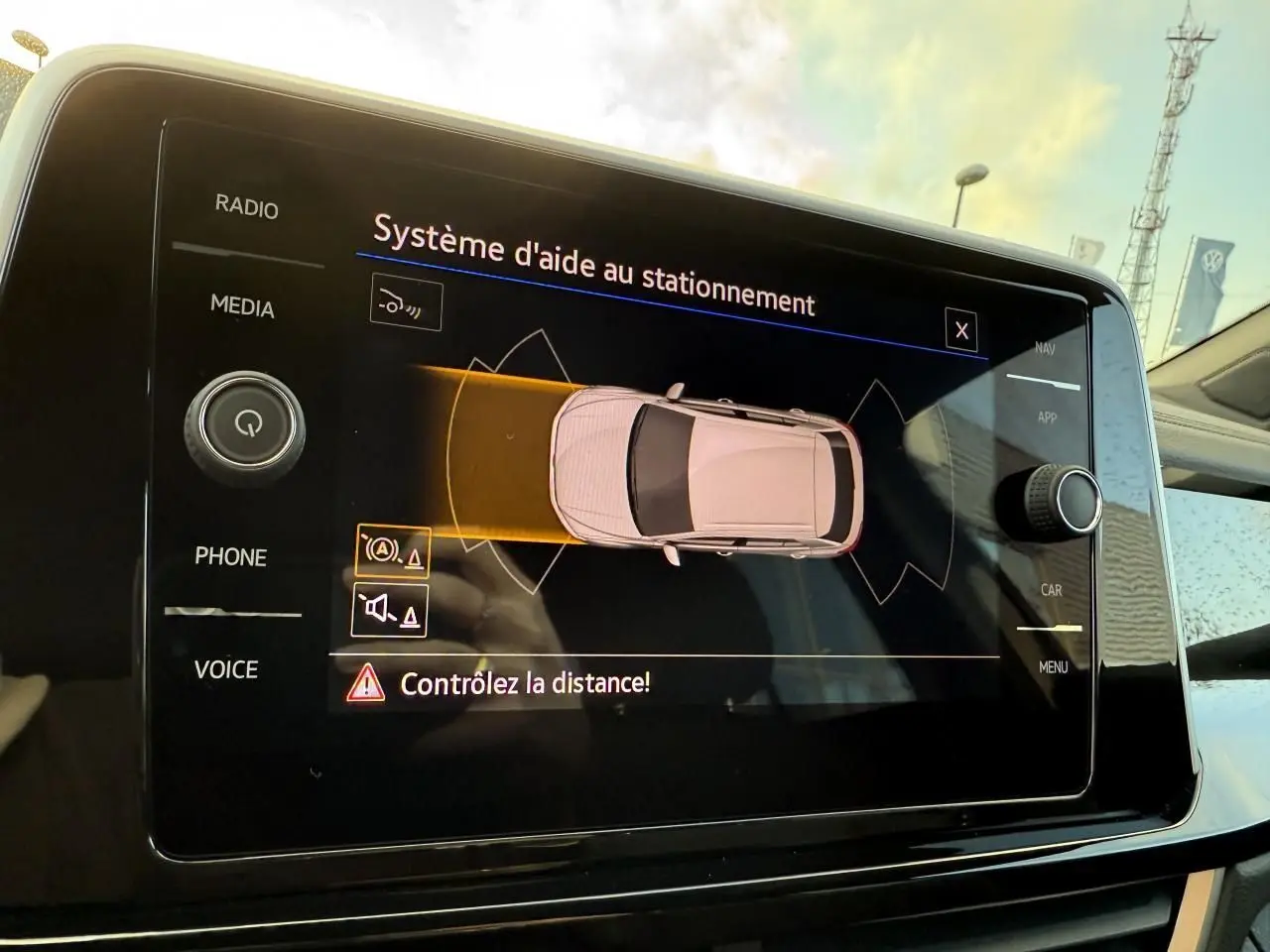 Écran tactile du système d'aide au stationnement de la Volkswagen T-Roc 2025, vue intérieure du tableau de bord.