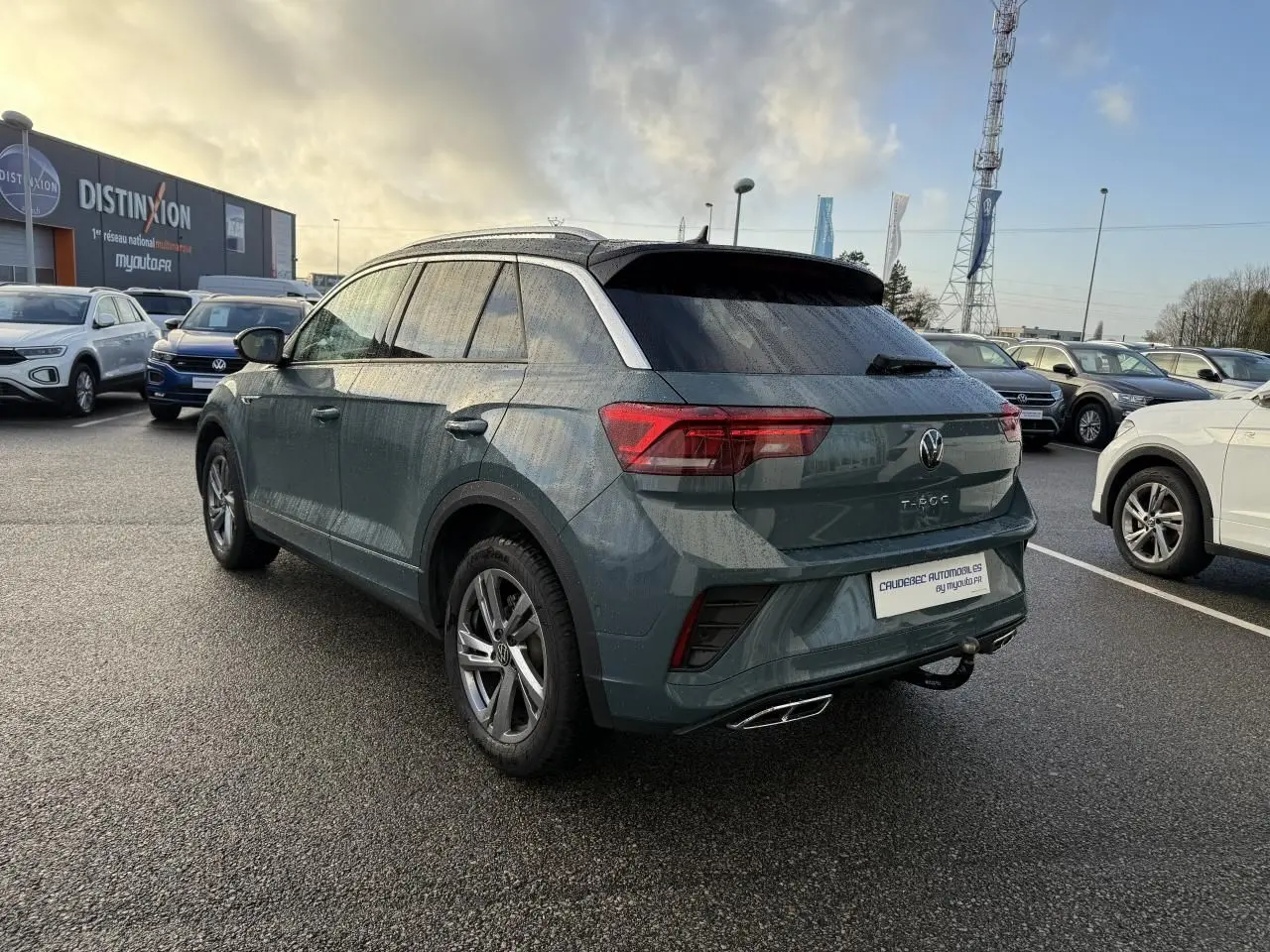 Volkswagen T-Roc bleu en 3/4 arrière droit avec attelage amovible et jantes alliage gris galvanisé.