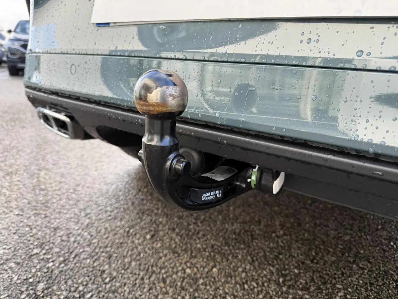 Gros plan sur l'attelage amovible noir sous le pare-chocs arrière bleu du Volkswagen T-Roc 2025.
