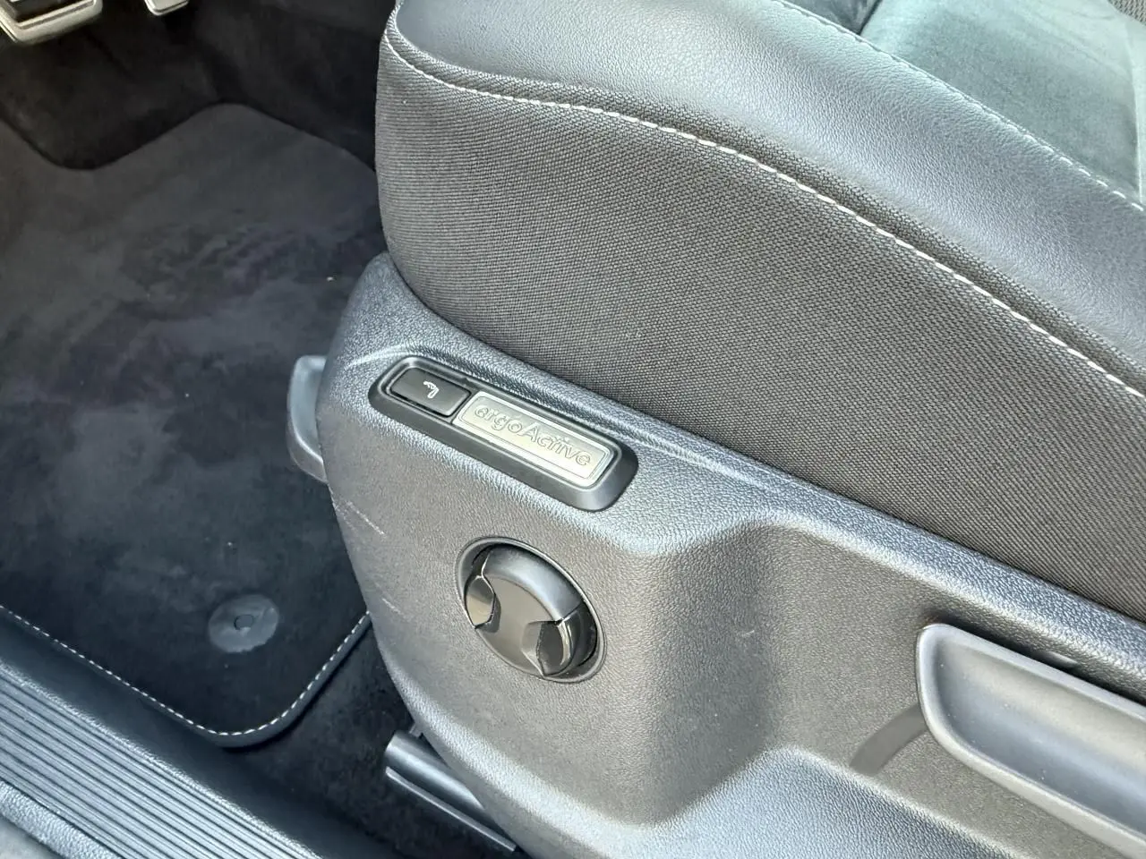 Détail du réglage manuel du siège conducteur Ergoactive noir du Volkswagen T-Roc 2025, côté gauche.