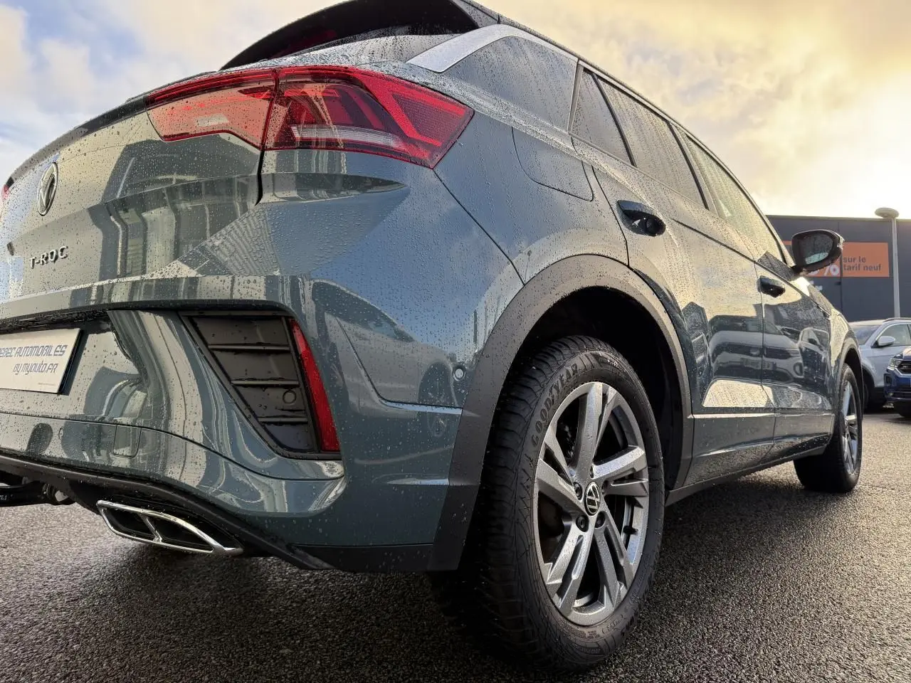 Vue 3/4 arrière droite du Volkswagen T-Roc bleu 2025 avec jantes alliage et feux arrière LED distinctifs.