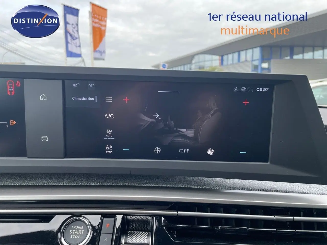 Écran tactile du tableau de bord du Peugeot 3008 Hybrid 2025 affichant la climatisation intérieure.