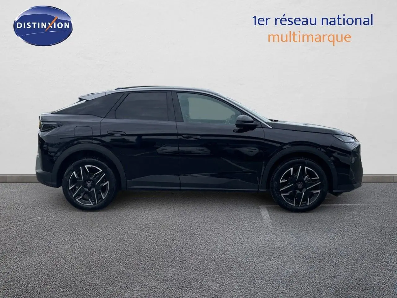 Peugeot 3008 Hybrid noir perle métal vue de profil côté gauche, soulignant ses jantes noires et design moderne.