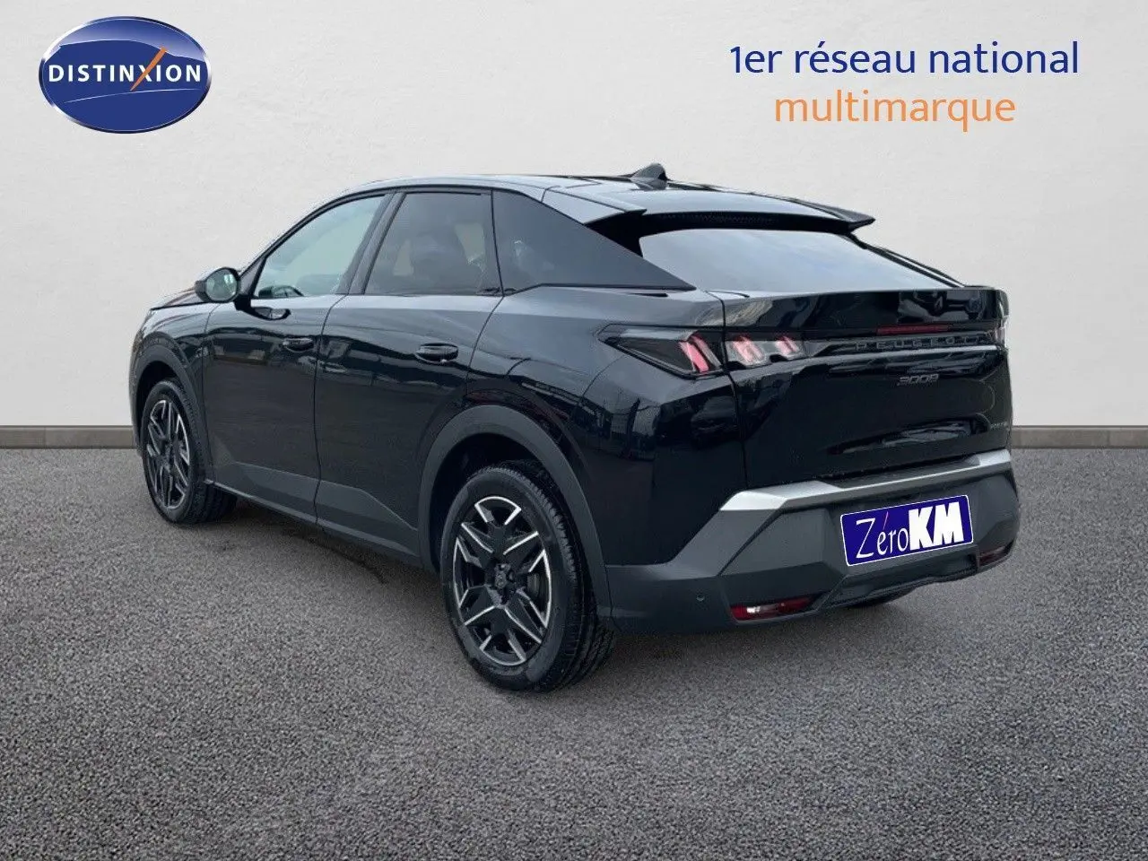 Peugeot 3008 Hybrid noir perle métal vu de trois quarts arrière droit avec jantes alliage et feux LED distinctifs.