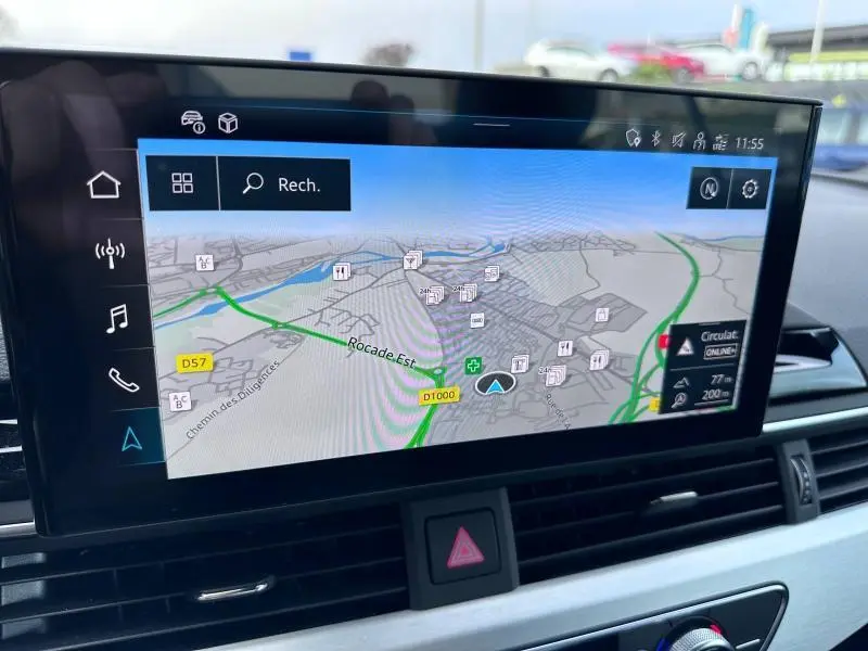 Écran tactile du système de navigation de l'Audi A5 Cabriolet 35 TFSI noir, vue intérieure frontale.
