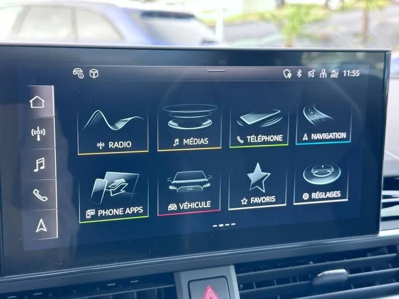 Écran tactile central de l'Audi A5 Cabriolet 2023 affichant le menu multimédia et navigation en intérieur noir.