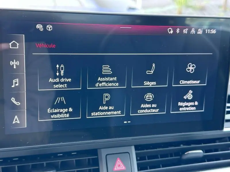 Écran tactile central de l'Audi A5 Cabriolet 2023 affichant les options de conduite et d'assistance du véhicule