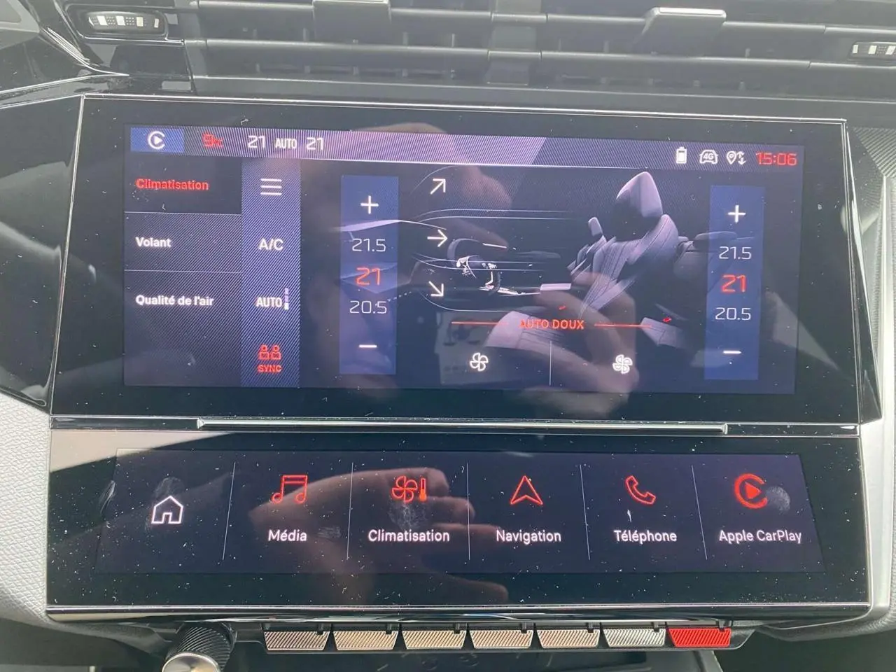 Écran tactile central de la Peugeot 308 GT 2022 montrant la climatisation avec interface moderne et commandes digitales.