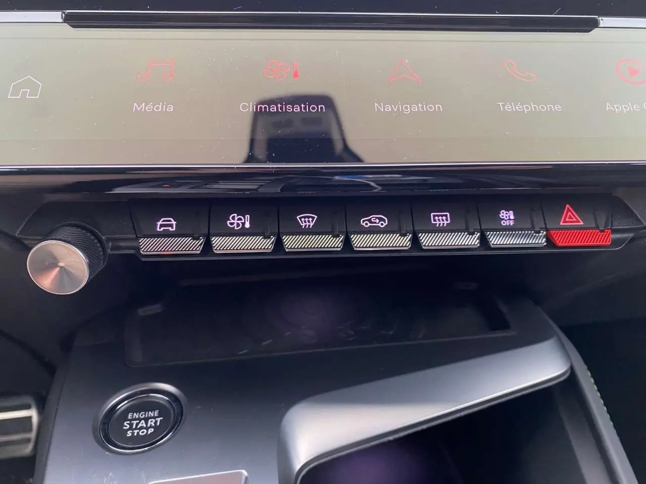 Tableau de bord de Peugeot 308 GT 2022 avec commandes tactiles et bouton start/stop en vue rapprochée.