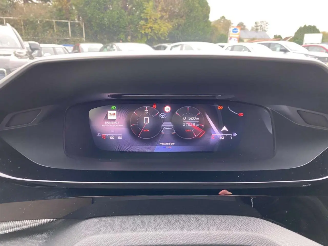 Combiné numérique 3D du tableau de bord de la Peugeot 308 GT 2022 affichant la vitesse et la navigation.