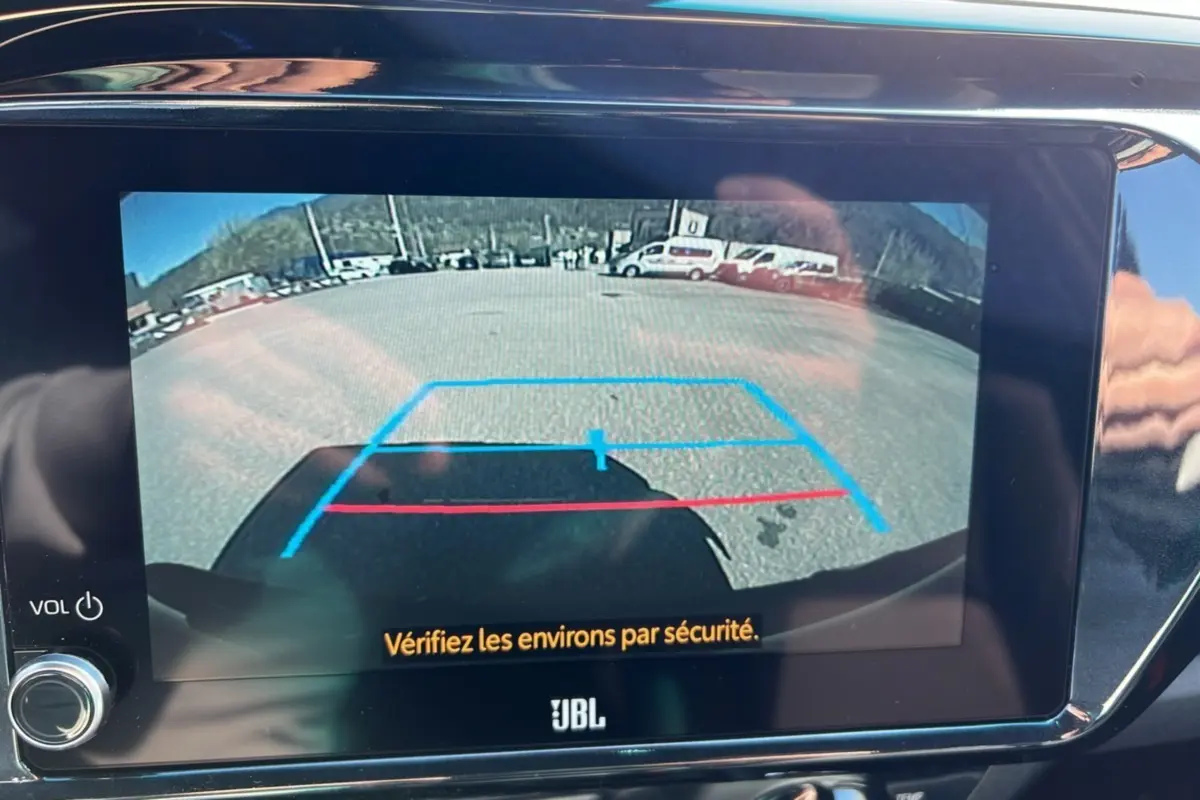 Écran de caméra de recul du Toyota Hilux 2025 bronze impérial montrant l'arrière du véhicule avec lignes de guidage colorées.
