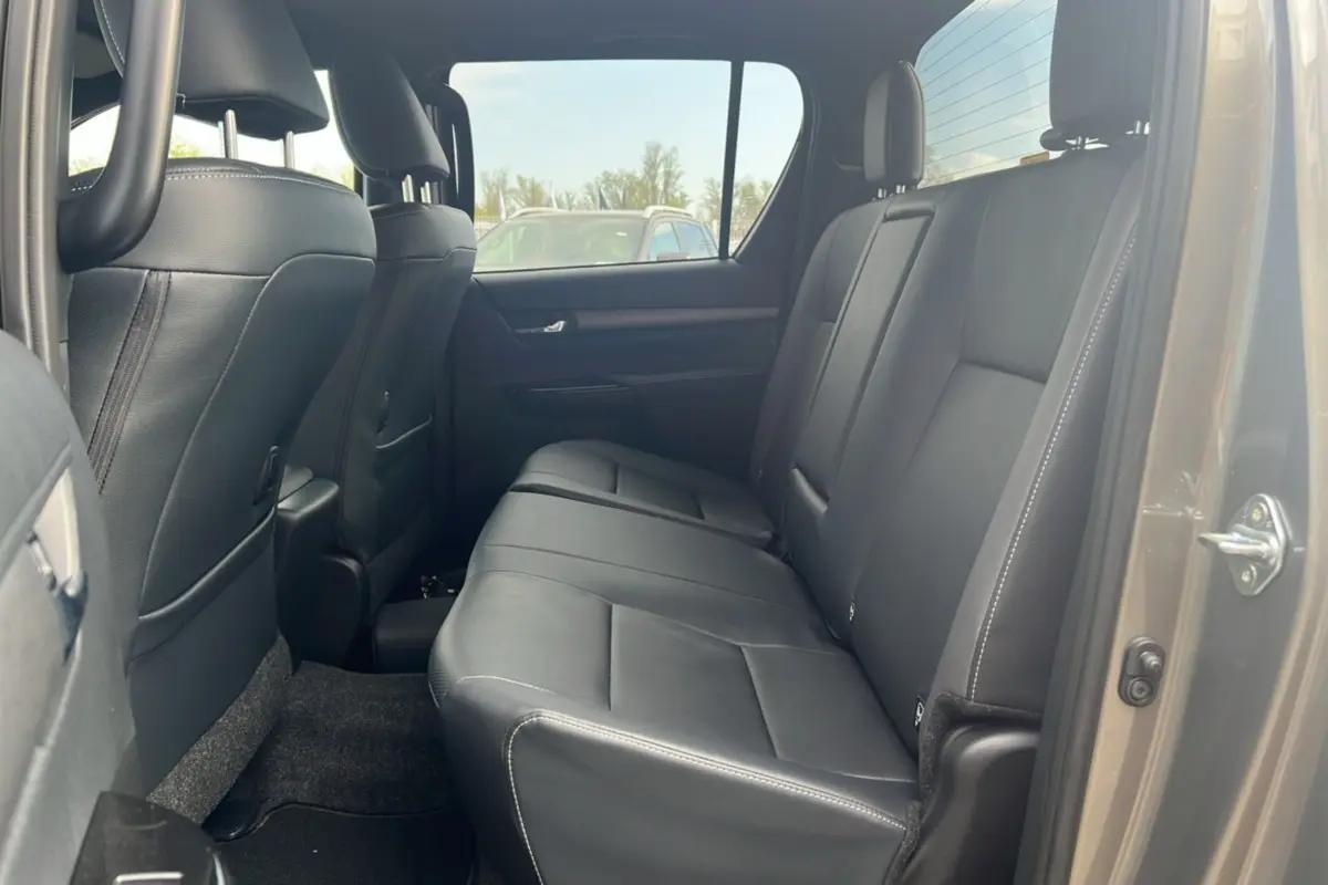 Vue intérieure côté droit sur la banquette arrière en cuir noir du Toyota Hilux 2025 bronze impérial Invincible 4x4