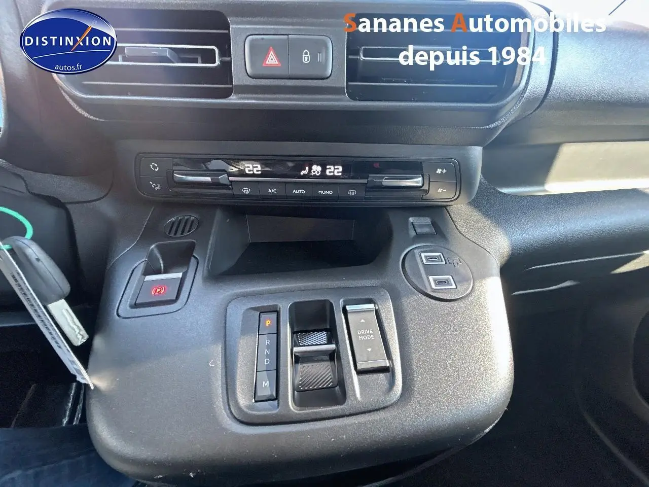 Vue rapprochée de la console centrale noire du Citroën Berlingo 2025 avec commandes de climatisation et boîte automatique.