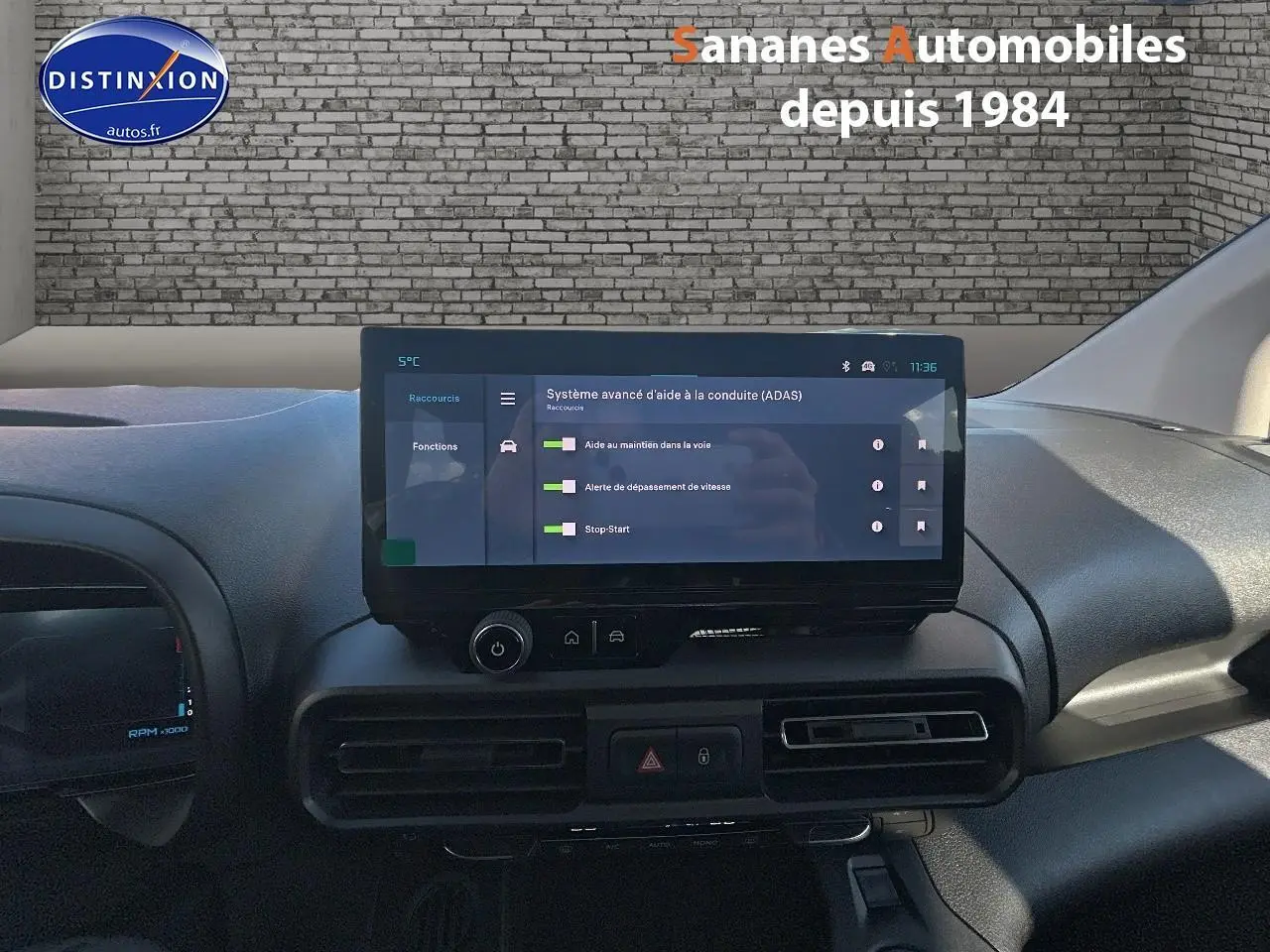 Vue intérieure du tableau de bord du Citroën Berlingo blanc, écran tactile central affichant l'aide à la conduite.