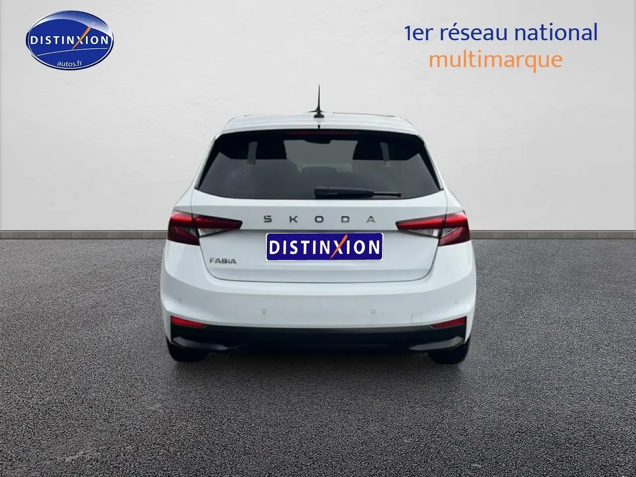 Vue arrière d'une Skoda Fabia blanche 2025 avec feux arrière LED et logo SKODA visible sur un fond neutre.