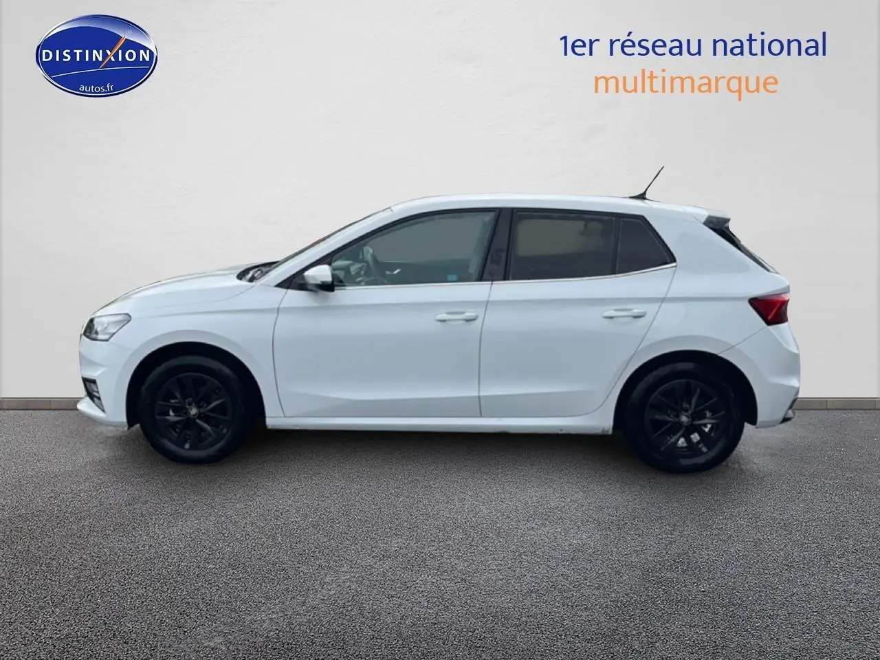 Vue de profil côté gauche d'une Skoda Fabia blanche 2025 avec jantes noires et vitres teintées.