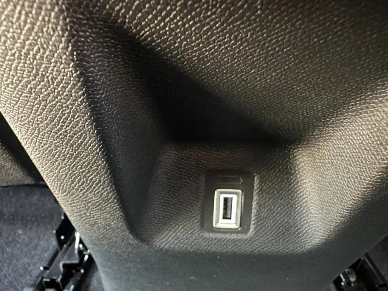 Prise USB intégrée dans la console arrière du Citroën C5 Aircross 2025, finition Noir Perla Nera.