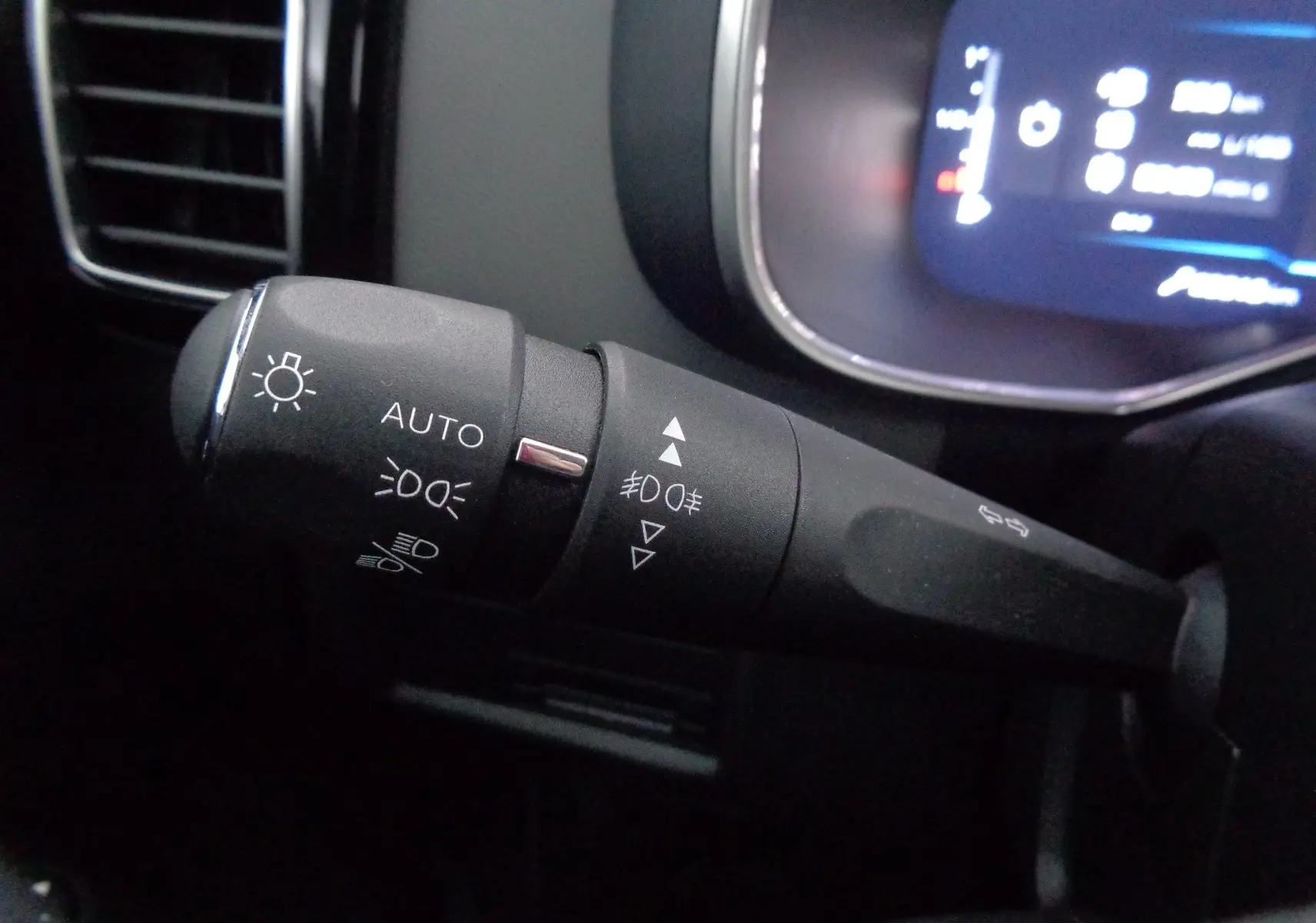 Gros plan sur la commande des feux du Citroën C5 Aircross 2021, finition gris Artense métal, intérieur noir.