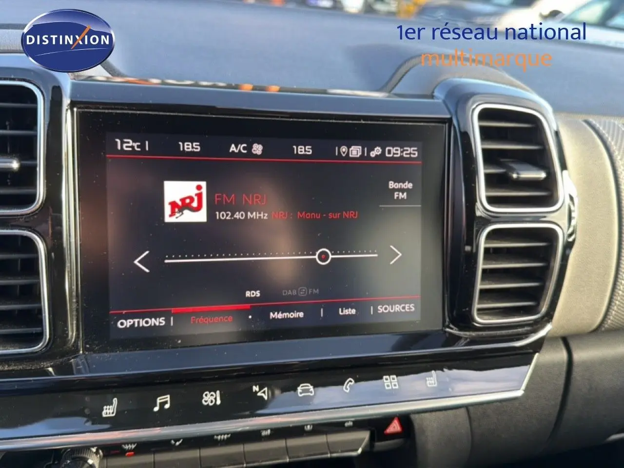 Vue rapprochée de l’écran multimédia et de la console centrale du Citroën C5 Aircross gris Artense, avec commandes tactiles visibles.