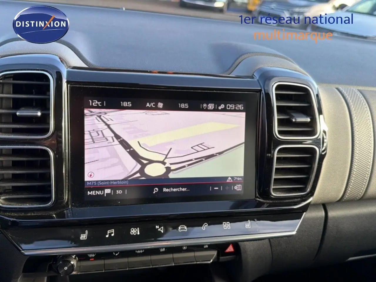 Vue rapprochée de l’écran tactile central avec navigation GPS du tableau de bord du Citroën C5 Aircross gris Artense 2021.