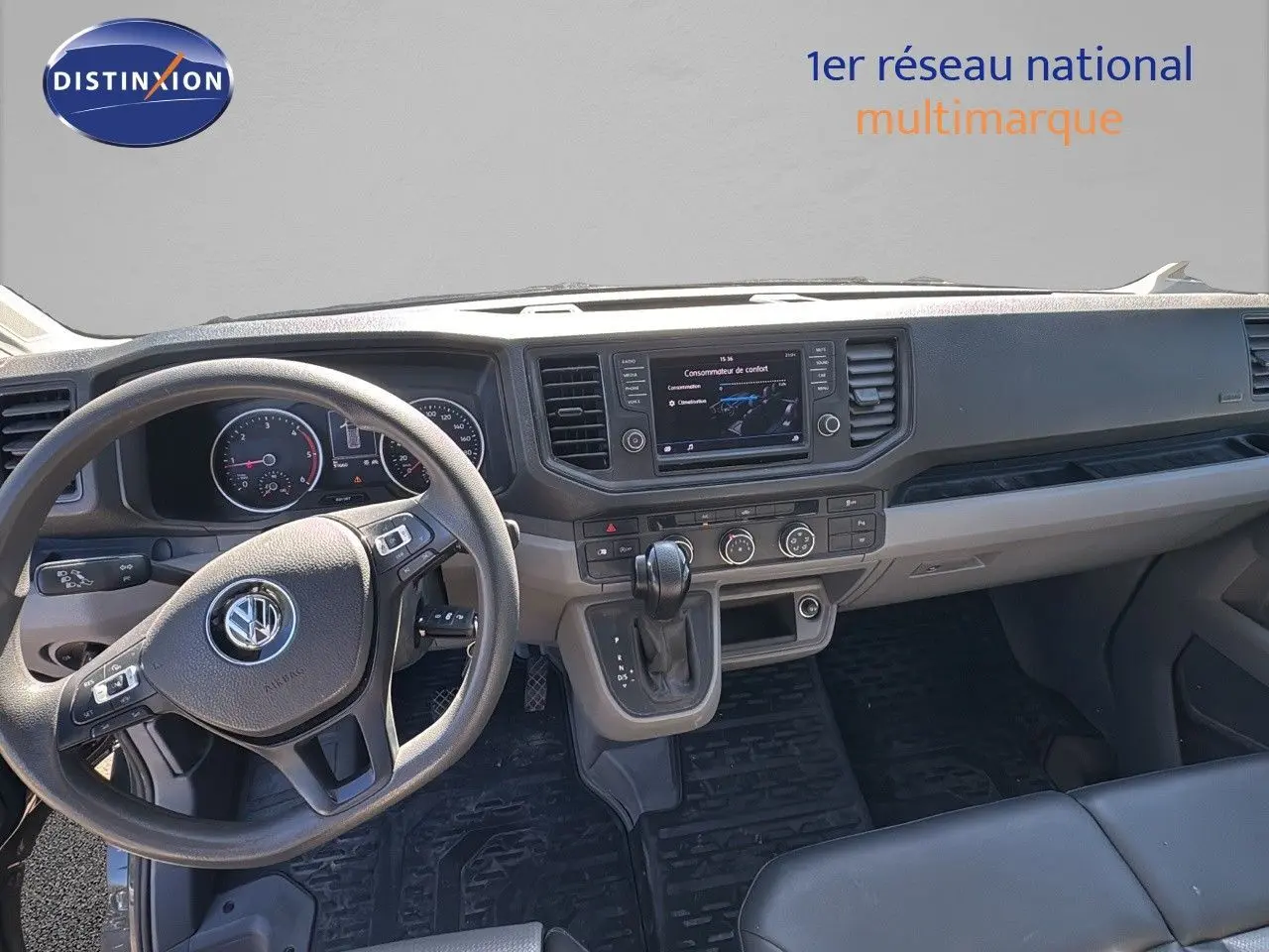 Intérieur du Volkswagen Crafter 35 L3H3 2020 vu côté conducteur, tableau de bord moderne avec écran tactile central.