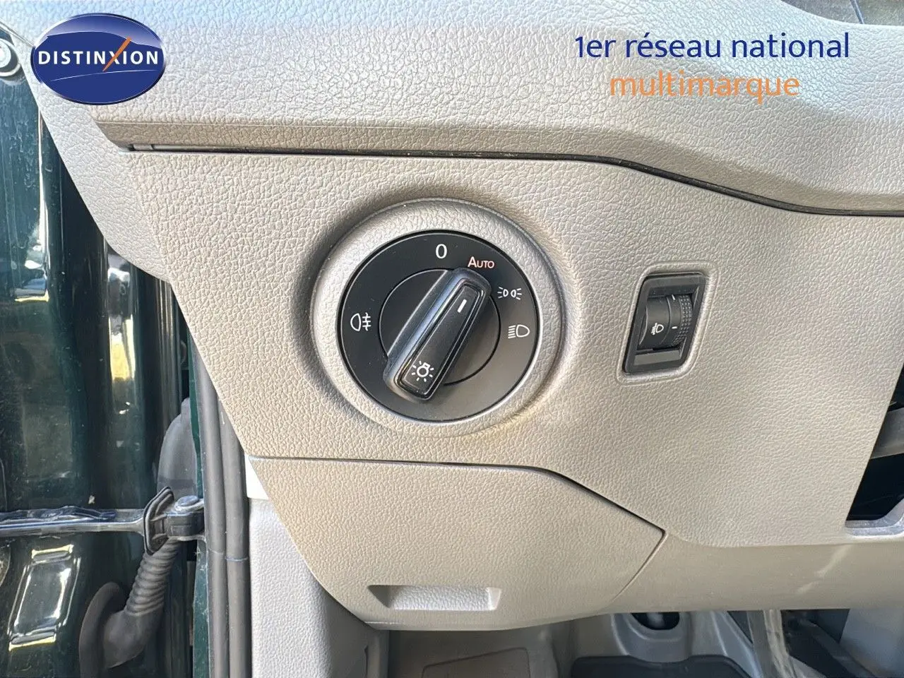 Gros plan sur le bouton de commande des phares dans l'habitacle du Volkswagen Crafter vert Ontario 2020.