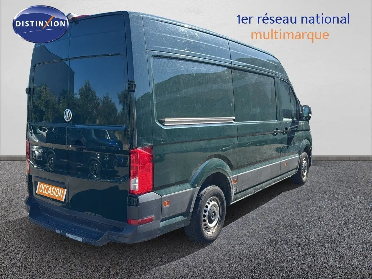 Volkswagen Crafter Fourgon vert Ontario vu en 3/4 arrière côté droit, avec porte latérale et feux arrière visibles.