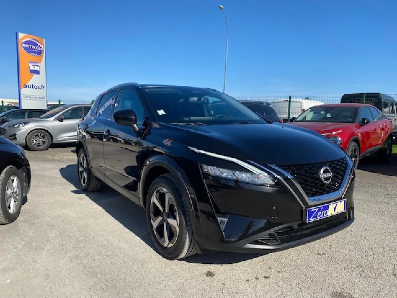 Nissan Qashqai noir 2023 en 3/4 avant droit, avec calandre chromée et jantes alliage distinctives.