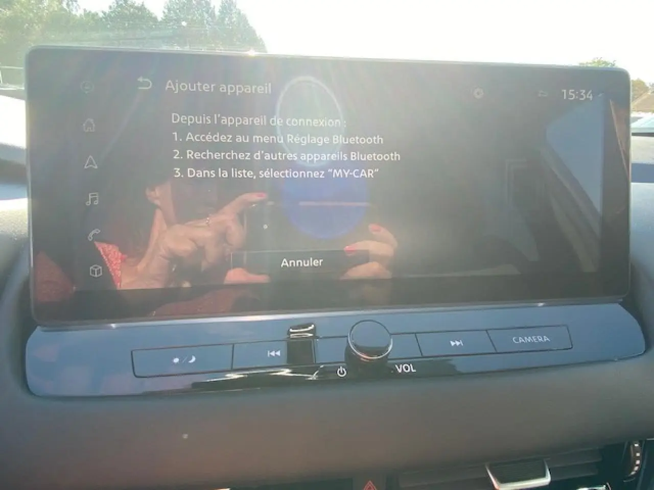 Écran tactile central du Nissan Qashqai 2023 N-Connecta montrant le menu Bluetooth avec commandes physiques en dessous.