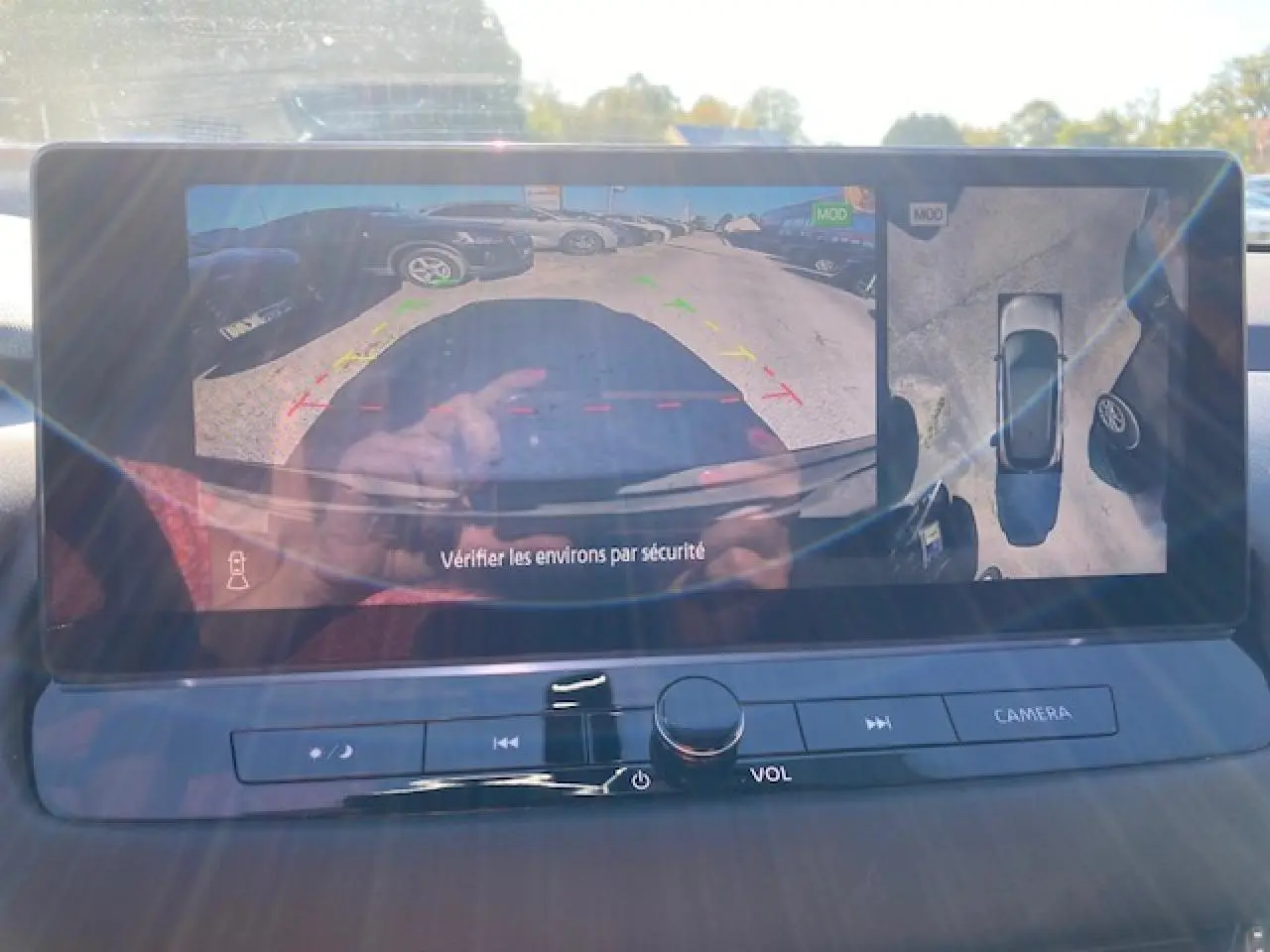 Écran intérieur du Nissan Qashqai 2023 affichant la caméra de recul et la vue 360° en stationnement.