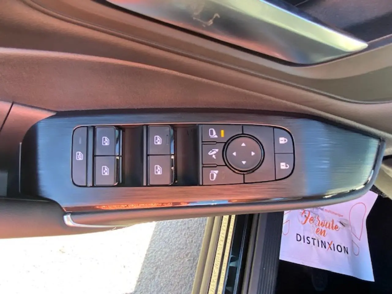 Panneau de commandes des vitres et rétroviseurs côté gauche dans un Nissan Qashqai noir 2023 finition N-Connecta.