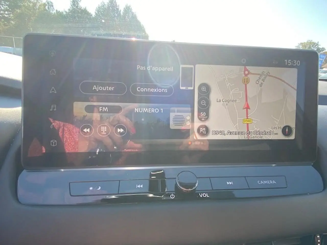 Écran tactile central du Nissan Qashqai 2023 noir, affichant la navigation et les commandes multimédia.