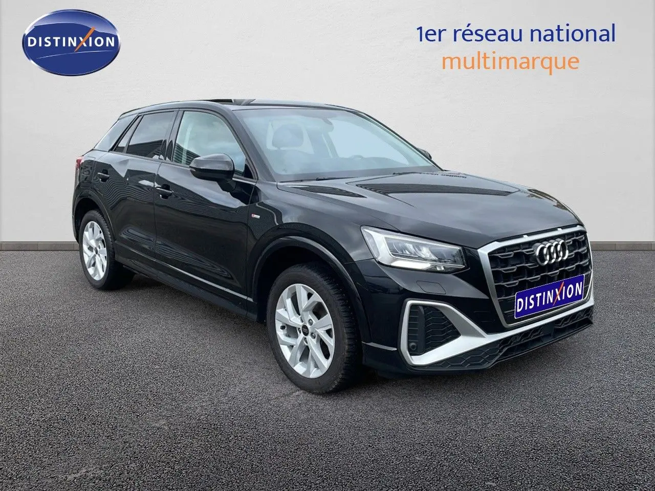 Audi Q2 noir mito metal en 3/4 avant droit, mettant en valeur sa calandre S-Line et ses jantes alliage 17 pouces.