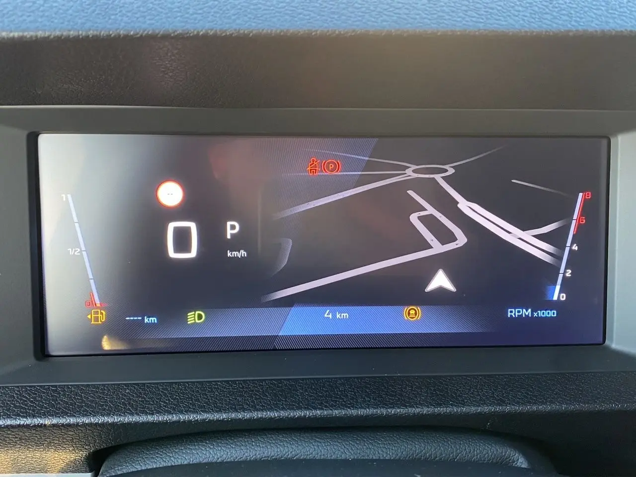 Combiné numérique 10 pouces affichant la navigation et compte-tours, intérieur du Peugeot Expert blanc 2025.