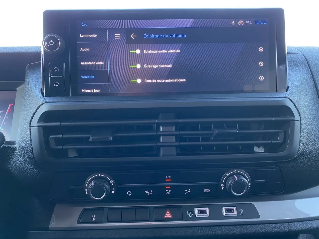 Vue intérieure du tableau de bord du Peugeot Expert Cabine Approfondie 2025 avec écran tactile 10 pouces et commandes de climatisation.