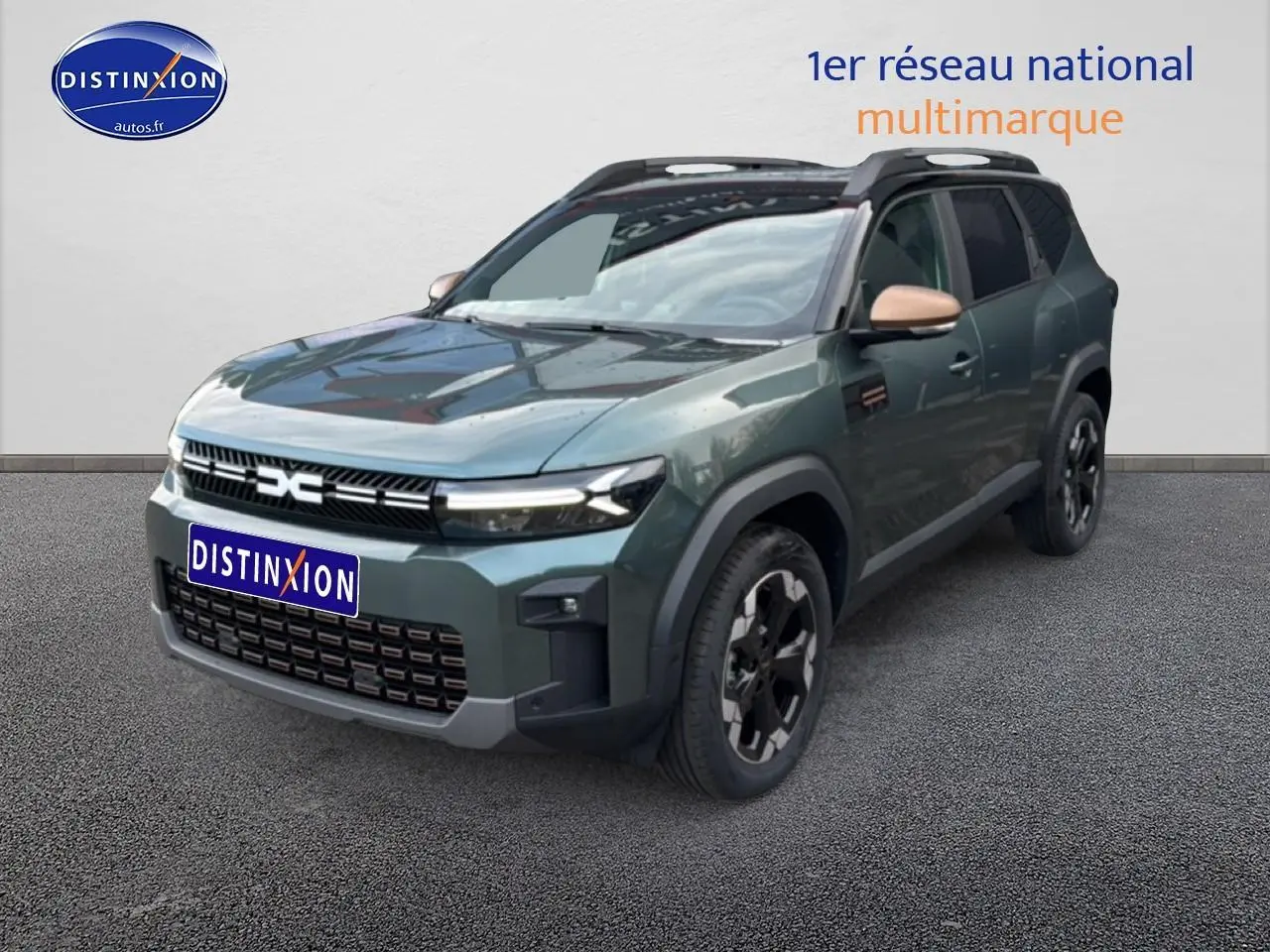 Dacia Bigster vert cèdre en 3/4 avant droit avec rétroviseurs cuivre et jantes noires distinctives.