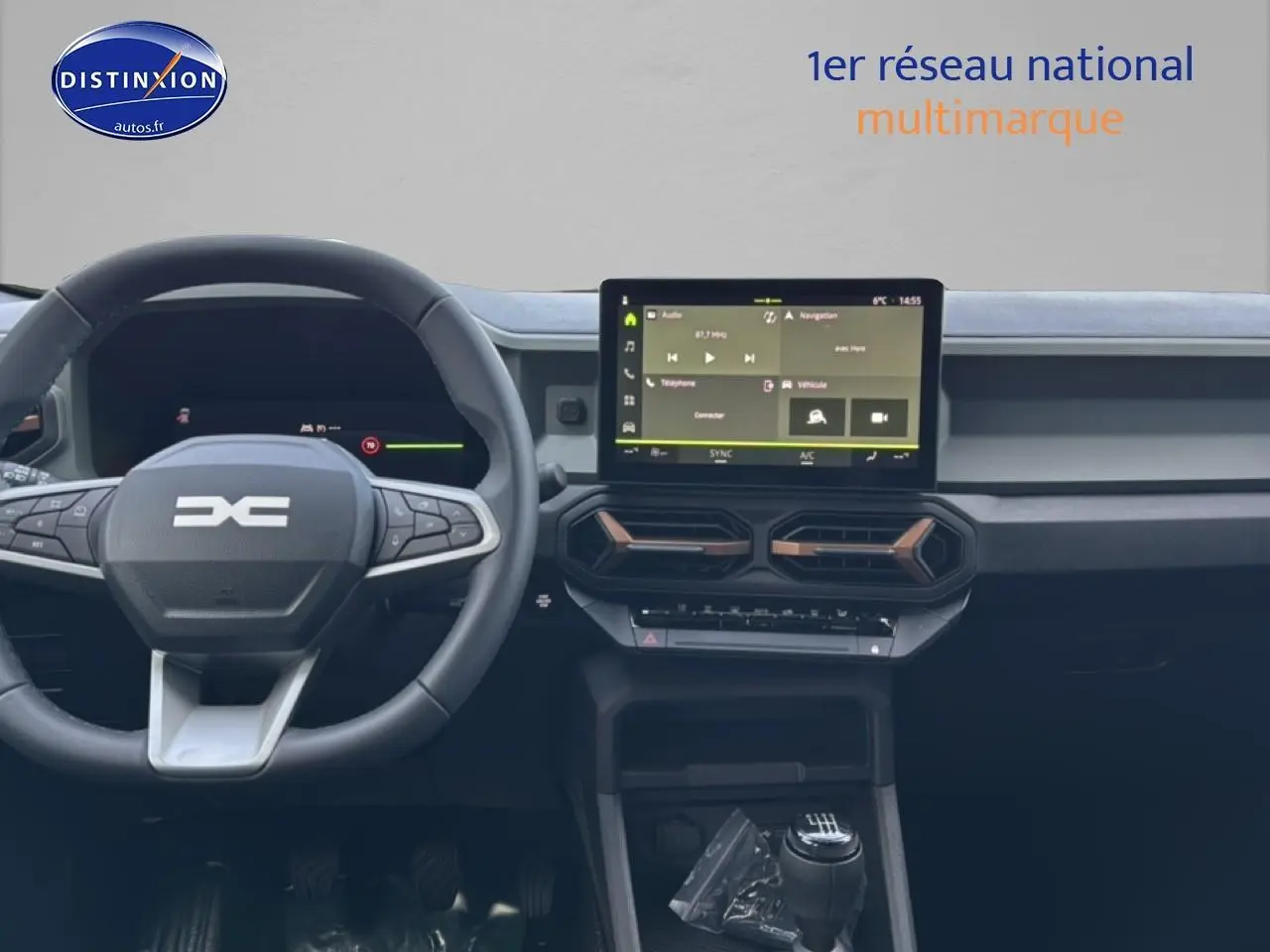 Vue intérieure du tableau de bord et volant du Dacia Bigster 2025, avec écran tactile et détails cuivre sur les aérateurs.