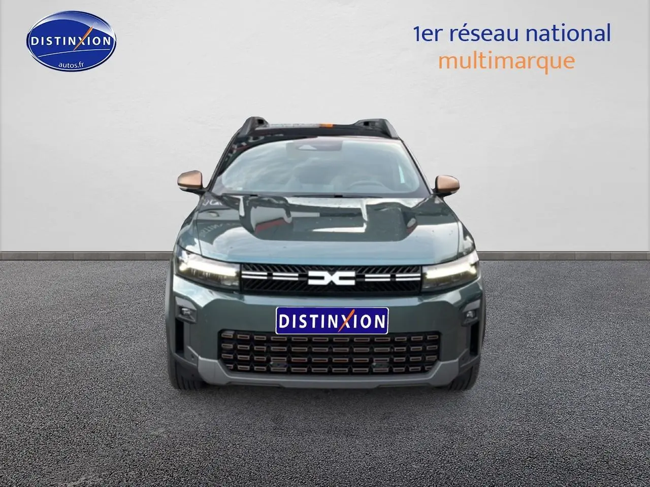 Vue avant du Dacia Bigster 2025 vert cèdre avec calandre noire et rétroviseurs couleur cuivre.