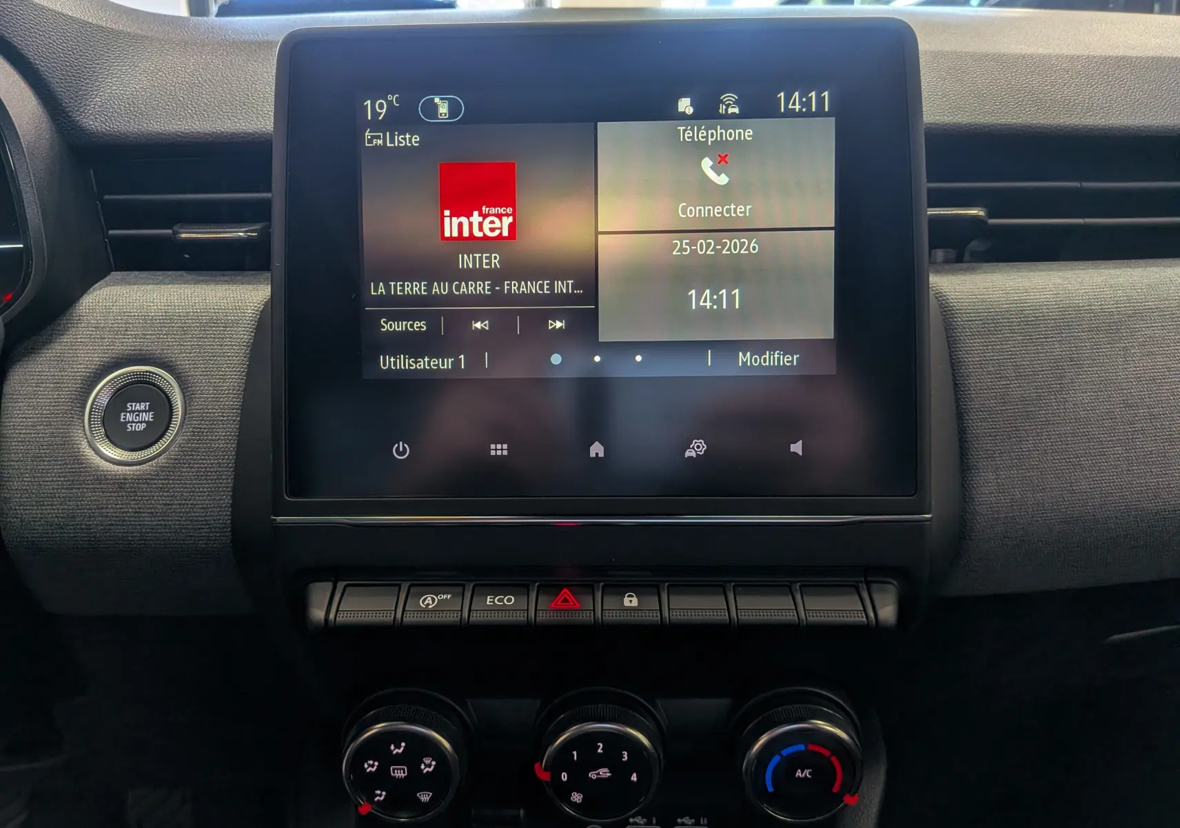 Vue rapprochée de l’écran tactile central et des commandes de climatisation du tableau de bord d’une Renault Clio V.