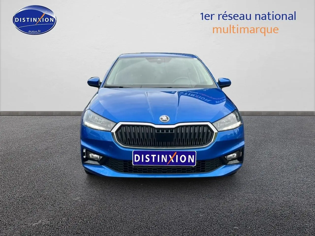 Vue avant d'une Skoda Fabia bleu vif, mettant en valeur sa calandre noire et ses phares LED distinctifs.