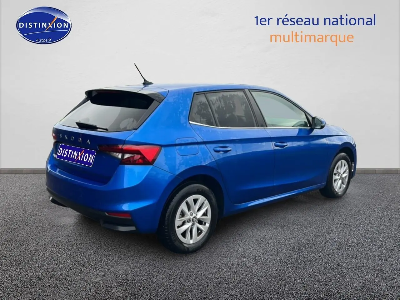 Vue 3/4 arrière droite d'une Skoda Fabia bleu 2025 avec jantes alu et becquet arrière.