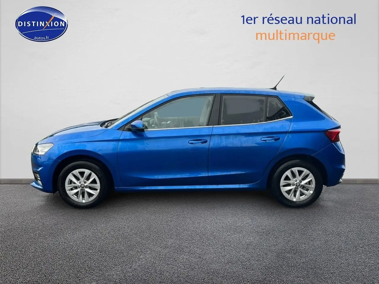 Profil droit d'une Skoda Fabia bleu 2025 avec jantes alu et vitres arrière teintées sur fond neutre.