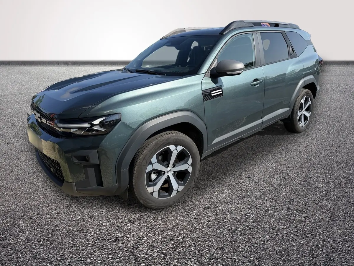 SUV Dacia Bigster vert en vue 3/4 avant droit avec attelage et jantes bicolores distinctives.