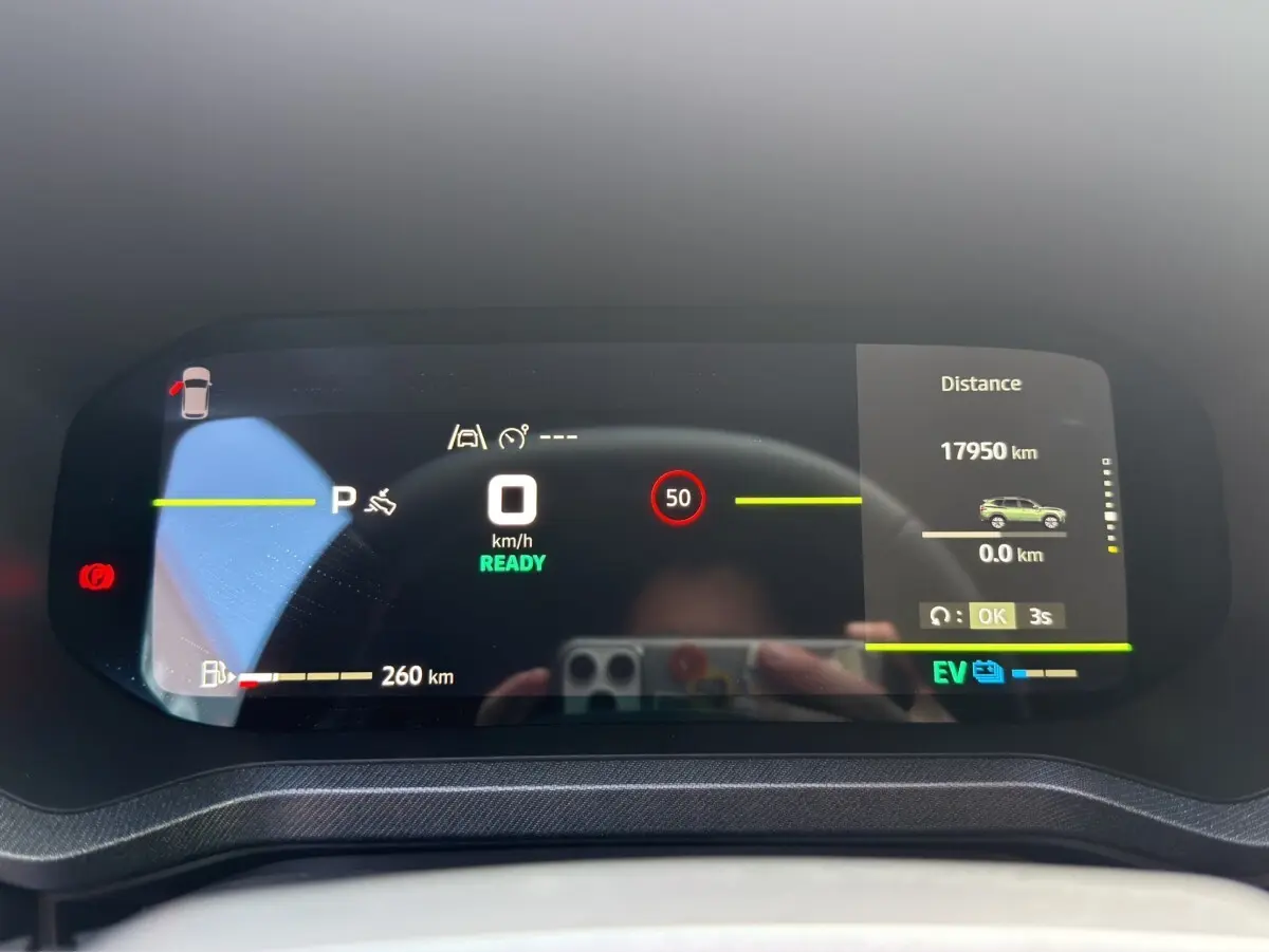 Affichage numérique du combiné d'instruments du Dacia Bigster Journey hybride, montrant la vitesse à 0 km/h et l'autonomie restante.