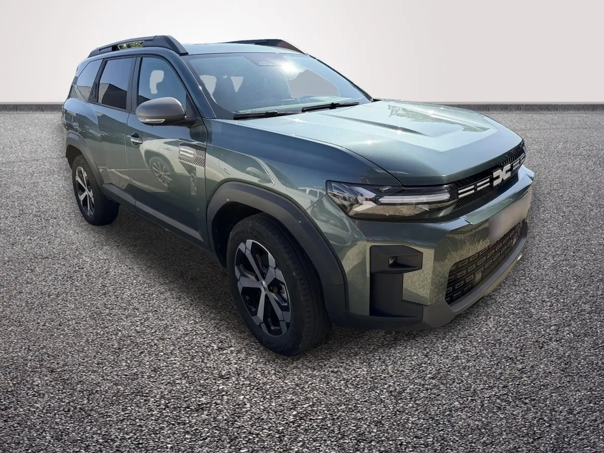 Vue 3/4 avant d'un SUV Dacia Bigster vert avec attelage RDSO et jantes noires sur sol gris.