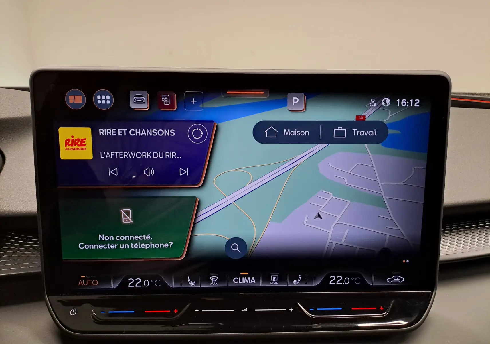 Écran tactile central du CUPRA TERRAMAR 2025 affichant navigation et options multimédia, avec commandes climatisation intégrées.