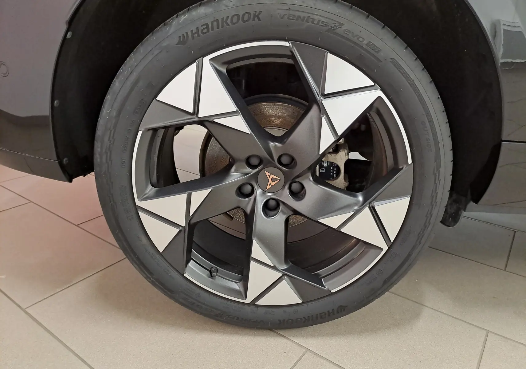 Gros plan sur la jante 20'' Gravity usinée du CUPRA TERRAMAR noir minuit, mettant en valeur son design géométrique distinctif.