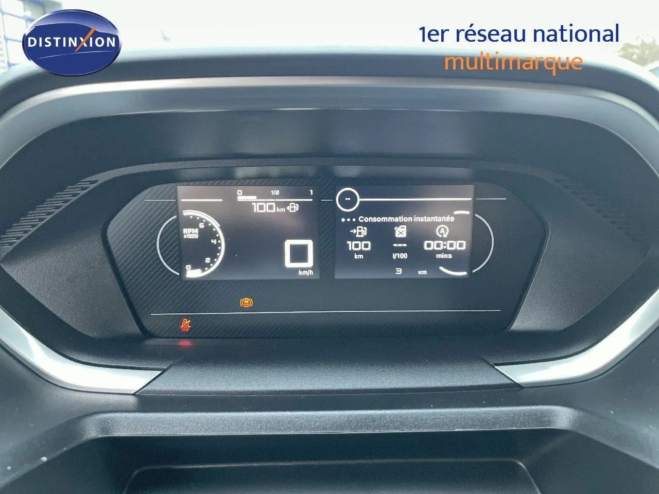 Tableau de bord numérique du Peugeot Partner 2025, affichage de la consommation instantanée et du compteur à 0 km/h.