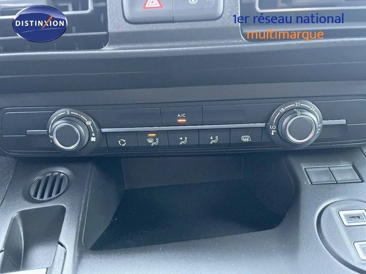 Détail du tableau de bord du Peugeot Partner 2025 montrant la commande de climatisation avec réglages manuels et affichage lumineux.